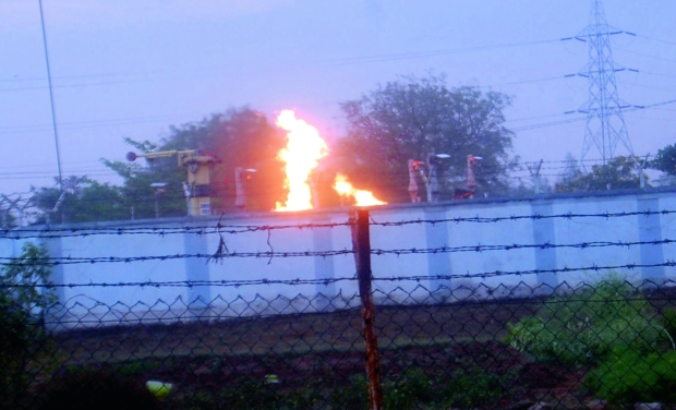 A special team tames a fire caused by a leak on a gas pipeline belonging to the Reliance Gas Transportation Infrastructure Ltd (Photo: DC) A special team tames a fire caused by a leak on a gas pipeline belonging to the Reliance Gas Transportation Infrastructure Ltd (Photo: DC)